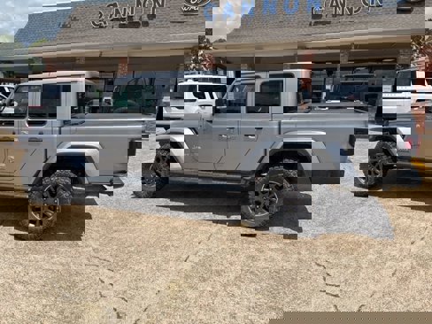 Used 2020 Jeep Gladiator Overland image 3