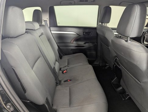 Used 2017 Toyota Highlander LE image 19