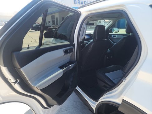 Used 2022 Ford Explorer XLT w/ Equipment Group 202A image 21