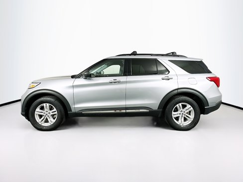 Used 2022 Ford Explorer XLT w/ Equipment Group 202A image 4