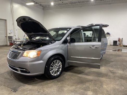 Used 2013 Chrysler Town & Country Touring-L w/ Driver Convenience Group image 40