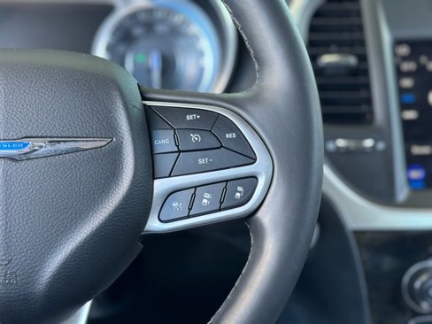 Used 2018 Chrysler 300 Limited w/ Safetytec Plus Group image 8