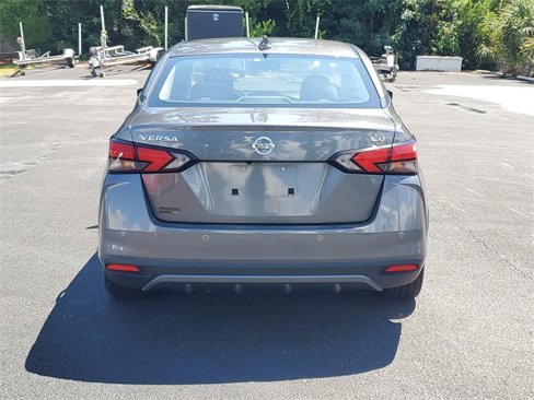 Used 2022 Nissan Versa SV image 5