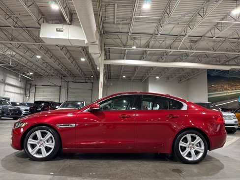 Used 2018 Jaguar XE Premium image 32