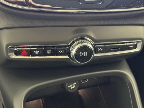 Certified 2025 Volvo XC40 B5 Core image 22