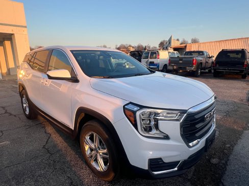 Used 2024 GMC Terrain SLE image 2