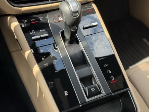 Certified 2025 Porsche Macan image 23