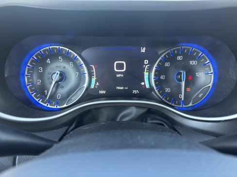 Used 2023 Chrysler Pacifica Touring-L image 21