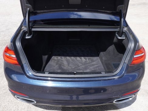 Used 2016 BMW 740i image 10