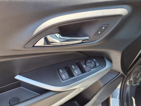 New 2025 Chevrolet Trax RS w/ Sunroof Package image 9