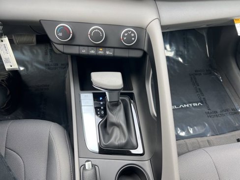 New 2025 Hyundai Elantra SE image 11