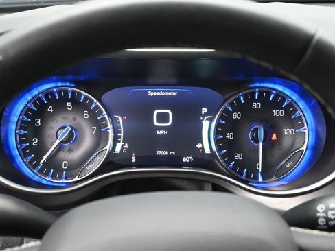Used 2023 Chrysler Pacifica Touring-L image 11