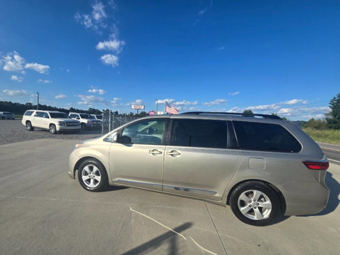 Used 2015 Toyota Sienna LE image 6