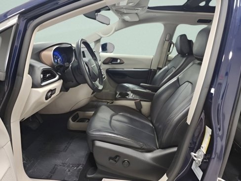 Used 2018 Chrysler Pacifica Touring-L Plus w/ Tire & Wheel Group image 23