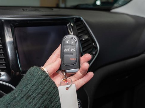 Used 2019 Jeep Cherokee Limited w/ Luxury Group image 13