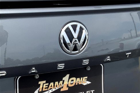 Used 2021 Volkswagen Passat 2.0T R-Line image 9