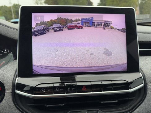 Used 2024 Jeep Compass Latitude image 20