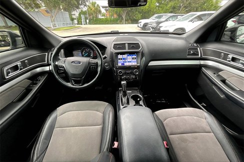 Used 2017 Ford Explorer XLT w/ Equipment Group 202A image 3