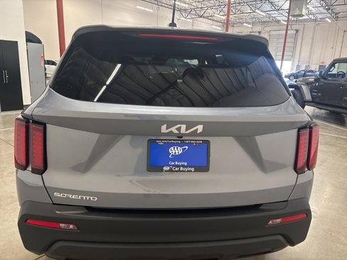 Used 2023 Kia Sorento LX image 5