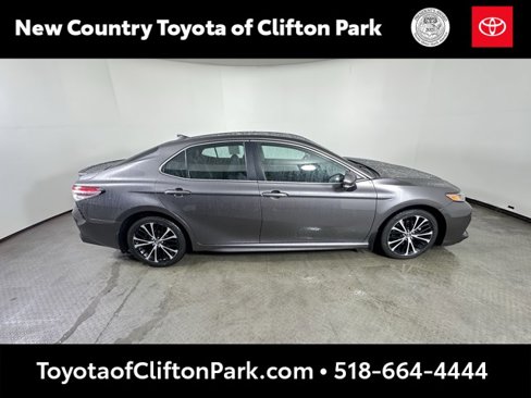 Used 2020 Toyota Camry SE image 2