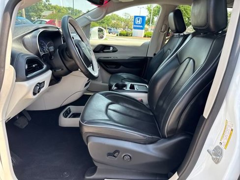 Used 2020 Chrysler Pacifica Limited image 10