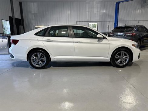 Used 2024 Volkswagen Jetta SE image 8