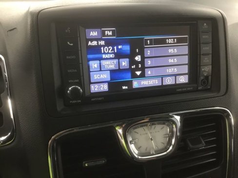 Used 2014 Chrysler Town & Country Touring image 29