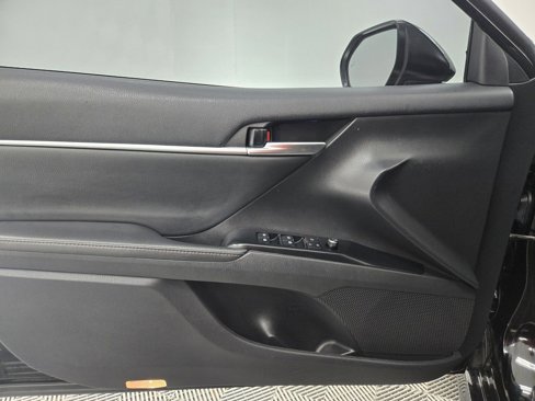 Used 2020 Toyota Camry XLE image 23