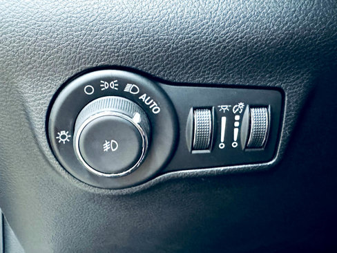 Used 2024 Jeep Compass Latitude image 39