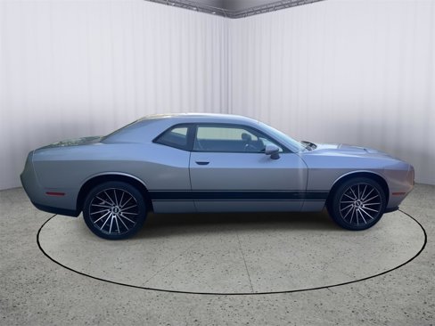 Used 2016 Dodge Challenger SXT image 6