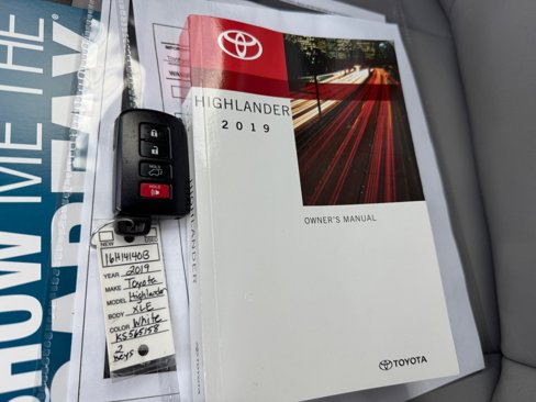 Used 2019 Toyota Highlander XLE image 38