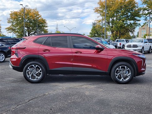 Used 2025 Chevrolet Trax LT w/ Driver Confidence Package image 2