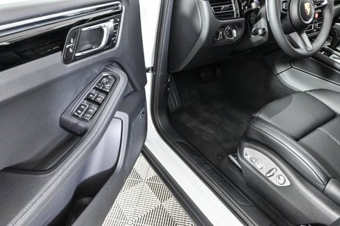 Certified 2025 Porsche Macan image 7