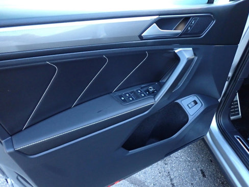 Used 2022 Volkswagen Tiguan SE R-Line image 21