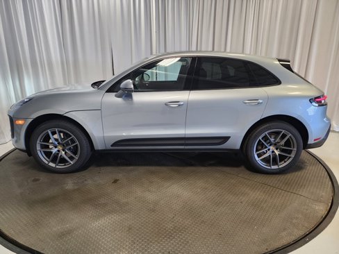 Certified 2025 Porsche Macan image 2