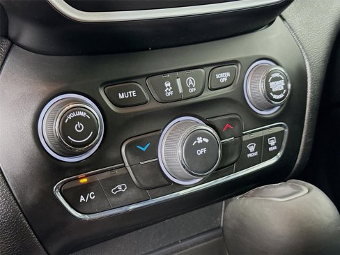 Used 2020 Jeep Cherokee Latitude Plus w/ Cold Weather Group image 15