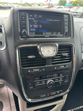 Used 2016 Chrysler Town & Country Touring image 16