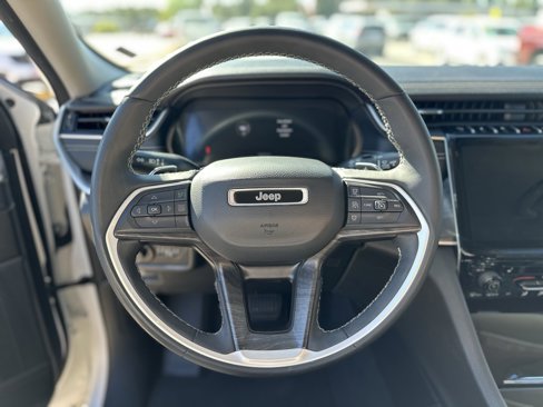 Used 2023 Jeep Grand Cherokee Limited image 28