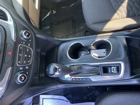 Used 2020 Chevrolet Equinox LT w/ Driver Convenience Package image 11