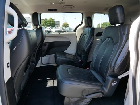Used 2017 Chrysler Pacifica Touring-L image 14