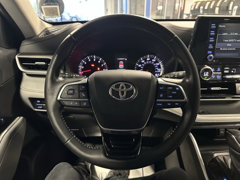 Used 2021 Toyota Highlander LE image 9