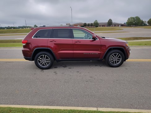 Used 2019 Jeep Grand Cherokee Laredo w/ Laredo X Package image 12