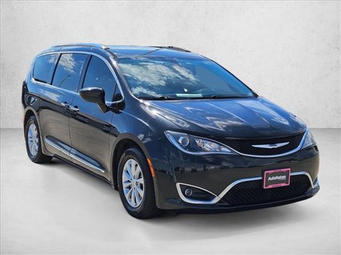 Certified 2018 Chrysler Pacifica Touring-L w/ Premium Audio Group image 3
