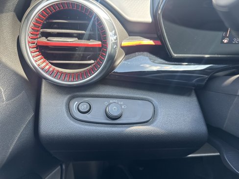 New 2025 Chevrolet Trax RS w/ Sunroof Package image 28