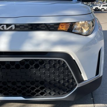 Used 2023 Kia Soul LX w/ LX Technology Package image 8