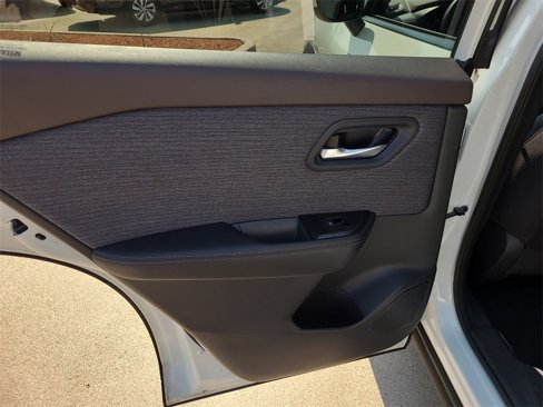 Used 2023 Nissan Rogue SV image 14