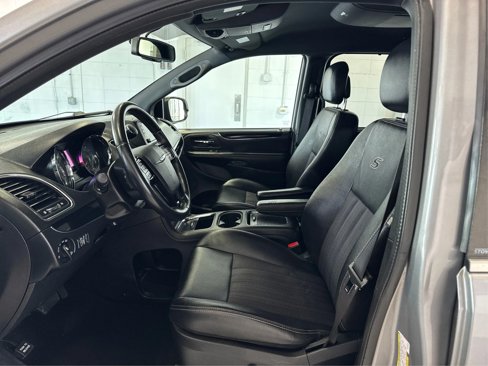 Used 2014 Chrysler Town & Country S image 9