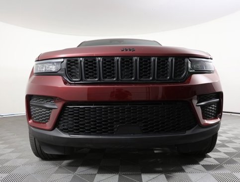 Used 2023 Jeep Grand Cherokee Altitude image 2