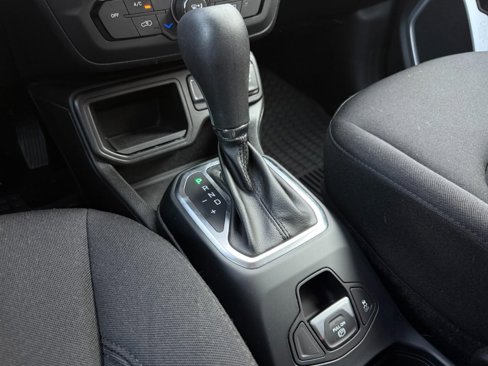 Used 2018 Jeep Renegade Latitude w/ Advanced Technology Group image 34