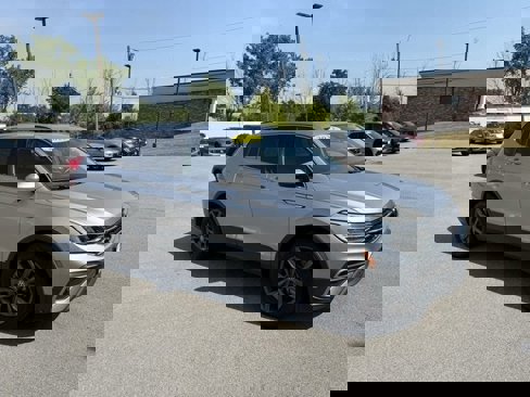 Certified 2022 Volkswagen Tiguan SE image 3
